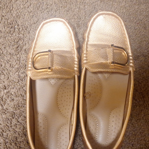 Shinny cream color lofer style flats - Picture 3 of 3